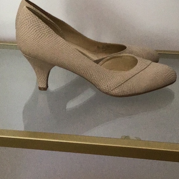 Beige textured 2.5” heel - Picture 4 of 5